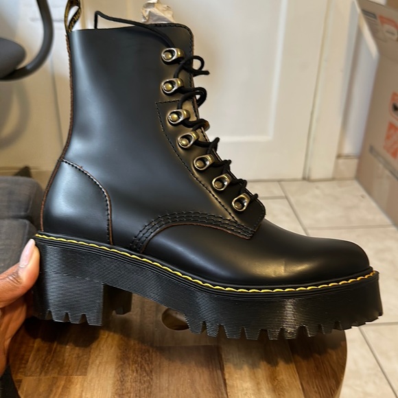 Dr. Martens Leona boots BRAND NEW - Picture 1 of 4